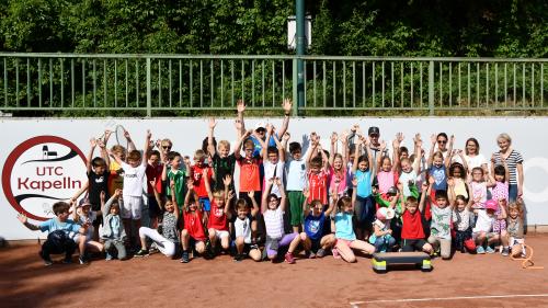 Volksschul-Kinder am Tennisplatz